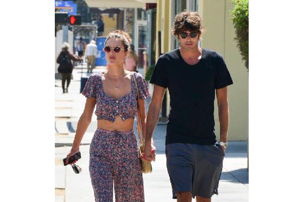 Lässig schlendern Alessandra Ambrosio und ihr neuer Freund, der italienische Modeschöpfer Nicolo Oddi, durch die Straßen von...