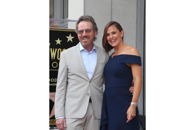 ...Bryan Cranston ließ sich die Gelegenheit nicht entgehen, Jennifer an diesem für sie ganz besonderen Tag zu unterstützen. ...