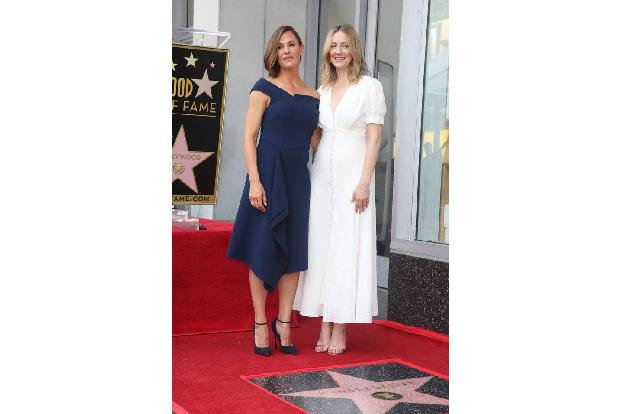 ...Judy Greer, denn die beiden spielten bereits 2004 in der Komödie '30 über Nacht', die eine von Jennifers größten kommerzi...