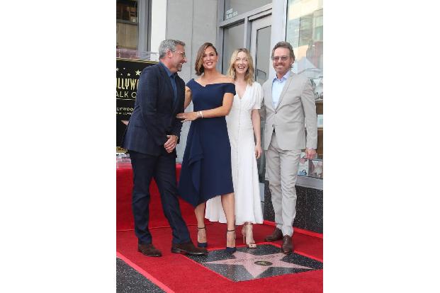 ...charmantes Gruppenfoto ein, in dem alle Vier um die Wette strahlten. Doch es waren nicht nur Kollegen, die Jennifer am Mo...