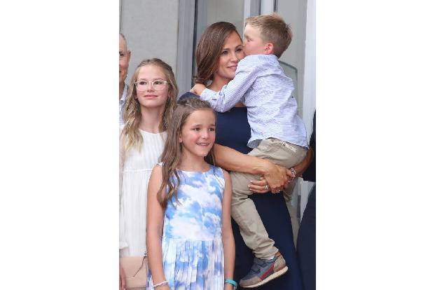 ...Familie war gekommen: Ihre Kinder Samuel Garner Affleck, Seraphina Rose Elizabeth Affleck und Violet Affleck waren dabei,...