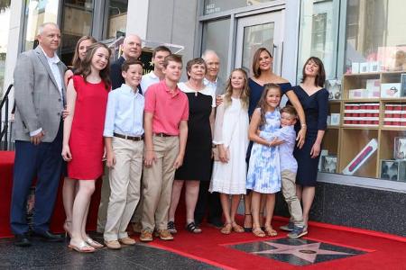 ...posierte noch für ein kunterbuntes, strahlendes Gruppenfoto, auf dem alle versammelt waren. Dieses Bild kommt als denkwür...