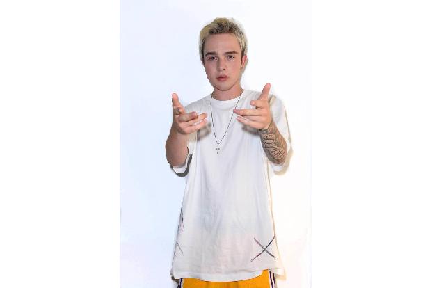 Über eine Million Fans folgen dem Singer-Songwriter Mike Singer allein auf Instagram. Wenn er seine Hits 'Mein Herz' oder 'O...
