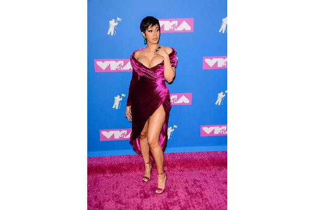 ...Cardi B, als sie sich für dieses verführerische Kleid entschied. Noch besser als die Klamotte war allerdings Cardis Tripl...