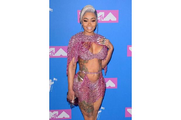 ...Blac Chyna, die in diesem rosafarbenen Nichts auf dem Red Carpet erschien und ihren durchtrainierten Body präsentierte. N...