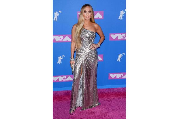 ...Chart-Ikone Jennifer Lopez, die bei der Zeremonie mit dem Michael Jackson Video Vanguard Award ausgezeichnet wurde. Sie w...