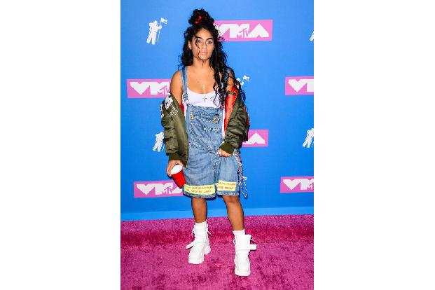 ...die kanadische Singer/Songwriterin Jessie Reyez auf den roten Teppich. Wer sich bei diesem Look nicht an die Hoch-Zeiten ...