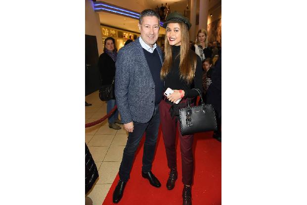 ...für einen entspannten Vater-Tochter-Abend nahm Joachim Llambi die Premiere. Er kam mit Tochter Katharina, die mit 17 Jahr...