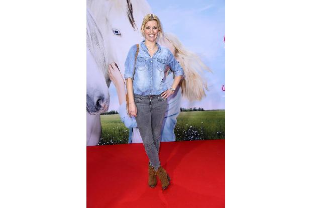 ...des Casts, aber offensichtlich Fan des Pferdefilms ist Model und Moderatorin Annica Hansen. Mit ihrem Outfit hätte die Bl...