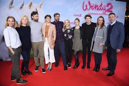 ...kommt allerdings zum Schluss: Ein Gruppenfoto des gesamten Casts. Nur das Pferd fehlt!