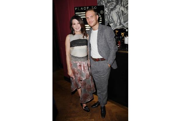 ...des deutschen Films, Iris Berben, wirkte dagegen schon etwas farbenfroher. Ein wirkliches Modestatement setzte sie allerd...