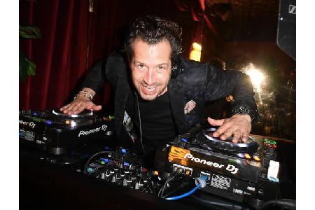 ...sorgte indes DJ Wolf Kolster. Überraschung: Er legte ganz in Schwarz auf! Die beiden nächsten Gäste...