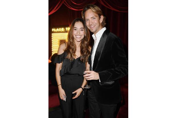 ...strahlten zwar wunderschön in die Kamera, waren aber auch in Trauerfarben gekleidet: Anna Sharypova, die schöne Modelfreu...