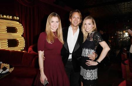 ...wollten sowieso alle ein Foto haben! Und so lächelten diese beiden hübschen Blondinen mit dem Journalisten um die Wette u...