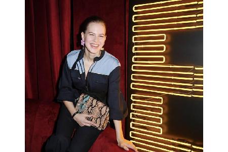 ...Alicia von Rittberg setzte auf eine Tasche im Schlangenleder-Look, um ihr Outfit zu einem Highlight zu machen. Der wahre ...