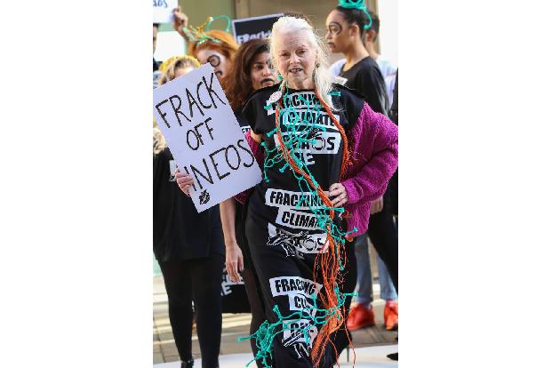 Vivienne Westwood kritisierte bereits in der Vergangenheit das Chemieunternehmen Ineos, das bekanntlich die Fracking-Technol...