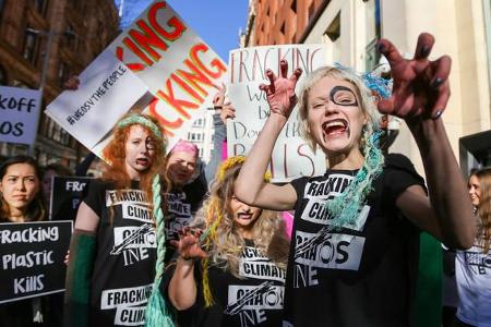 ...setzten auf ein auffälliges Styling, um auf sich aufmerksam zu machen: Sie bemalten ihre Gesichter und trugen T-Shirts mi...