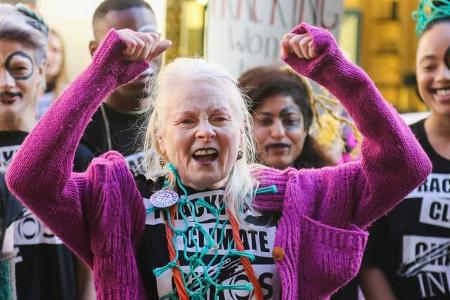 ...sichtlich in ihrem Element. Kein Wunder, es ist nicht das erste Mal, dass Westwood öffentlich gegen Fracking demonstriert...