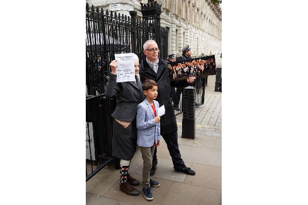 ...gesellte sich der 9-jährige Oliver Simpson, der ebenfalls einen Brief an May verfasste, zu dem Protest. Hier sieht man da...
