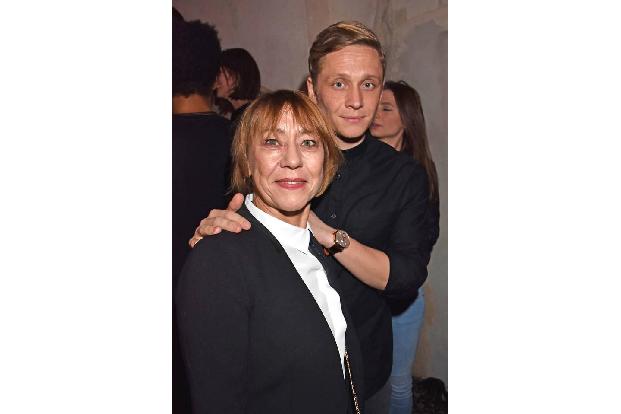 Matthias Schweighöfer hat gleich seine Mutter mitgebracht. Gitta ist selbst erfolgreiche Schauspielerin und fühlte sich auf ...