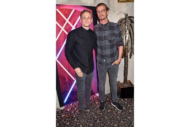 ... Matthias Schweighöfer vertrieb sich derweil aber nicht nur die Zeit mit seiner Mutter, sondern auch beim Posing mit Mode...