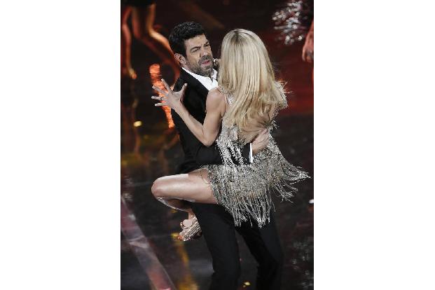 ...Name lautet Pierfrancesco Favino und der heizt den Zuschauern des Sanremo-Festivals mit seinen Dancemoves richtig ein. Di...