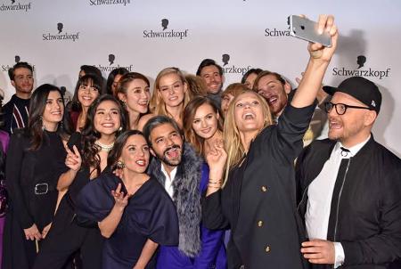 ...einen Look verpasst haben, könnte sie ja bei Toni Garrn nachfragen. Das Model machte nämlich DAS Gruppenfoto des Abends.