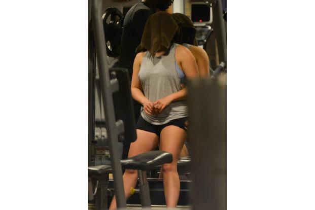 So ein Handtuch kann beim Sport schon sehr nützlich sein. Man kann den Schweiß wegwischen, es als Unterlage verwenden und we...