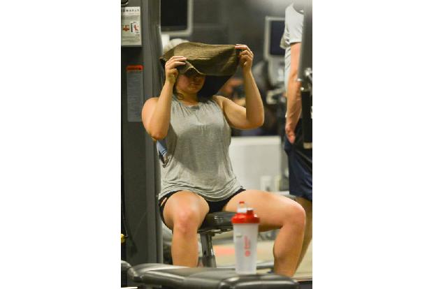 ...kräfteringend versucht, nicht nur ein paar Gewichte zu stemmen, sondern auch ihr Gesicht vor den nervenden Fotografen zu ...