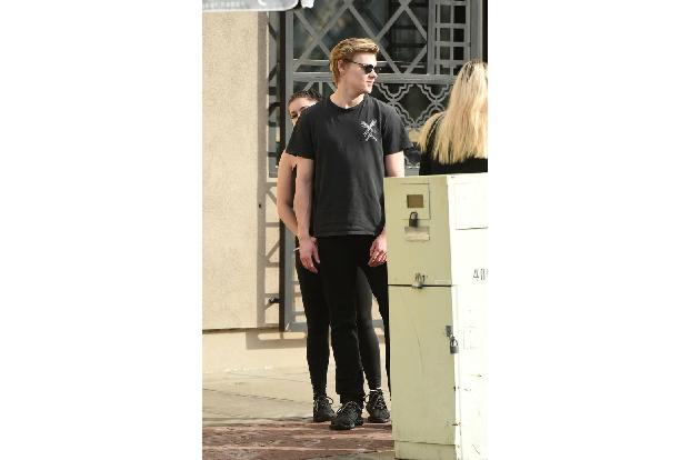 ...das nicht nur einmal. Schon praktisch, wenn der eigene Freund ein paar Zentimeter größer ist. Wenn Levi nicht zur Stelle ...