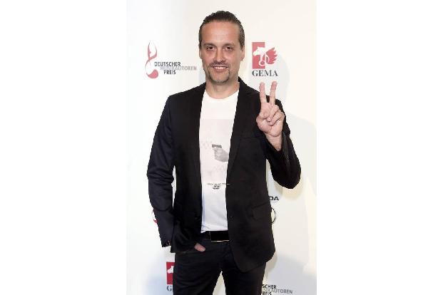 ...kam Alex Christensen. Unter dem Künstlernamen 'Alex Swings Oscar Sings!' wurde der Sänger 2009 mit dem Song 'Miss Kiss Ki...