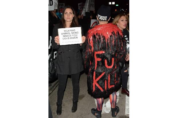 ...diese Frau mit einem Schild, auf dem zu lesen war 