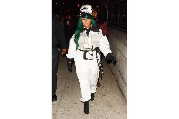...Hip Hop-Urgestein Lil' Kim. Die gewohnt auffallend mit einem weißen Jumpsuit, schwarzen Handschuhen und einer originellen...