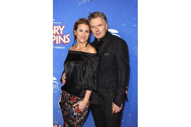 ...Hamburg! Auf dem Red Carpet bei 'Mary Poppins' wimmelte es nur noch vor glücklichen Menschen! TV-Liebling Jörg Pilawa bei...