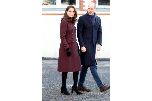 ...sieht die Sache bei Herzogin Kate aus. Alle Welt fragt sich, wo sie ihr Bäuchlein versteckt. Bei den ersten beiden Kinder...