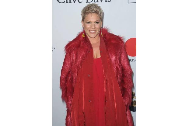 ...Kim in den sozialen Medien veröffentlichte, steht auch Pink. Die Sängerin hat sich die Missgunst der Reality-Queen eingeh...