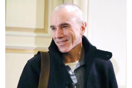 Daniel Day-Lewis ist nun also auch unter die Glatzenträger gegangen. Lange Zeit sah man den Hollywoodstar zwar mit grauem, a...