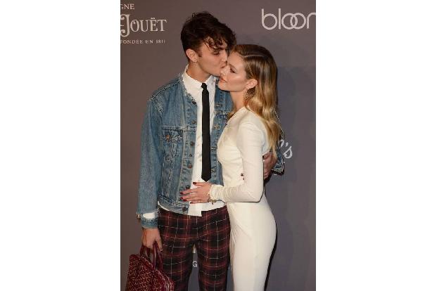 ...Anwar Hadid kann sich über sein Liebesleben ebenfalls nicht beklagen. Der ist schließlich schwer verliebt in Nicola Peltz...