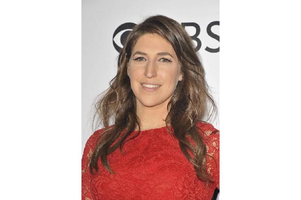 ...Mayim Bialik ging einen Schritt weiter und forderte zivilen Ungehorsam, um endlich strengere Waffengesetze zu erwirken. D...
