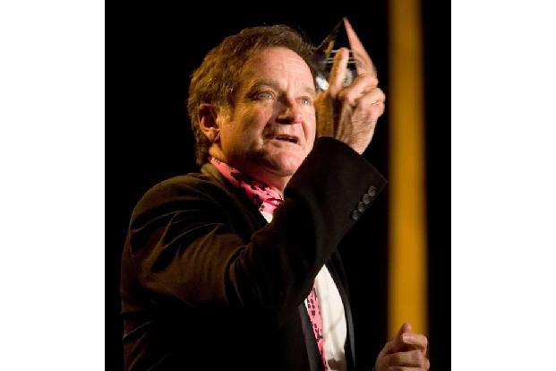 ...finden wir niemand Geringeren als den 2014 auf tragische Weise gestorbenen Robin Williams wieder. 'König der Fischer', od...