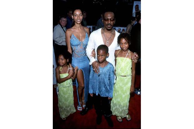 …Eddie und seine Frau Nicole Mitchell (50) ihre älteste Tochter Bria willkommen. Dieses Bild zeigt das Paar, das von 1993 bi...