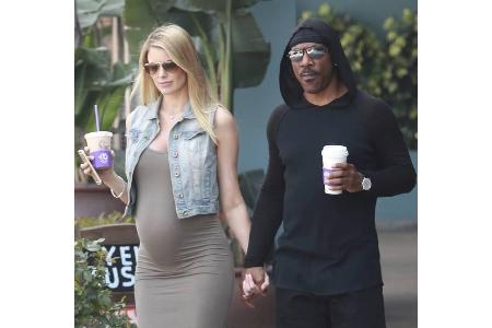 …sein Herz an das australische Model Paige Butcher, das ihn nun zum zehnfachen Vater gemacht hat. Mit ihren 39 Jahren ist di...