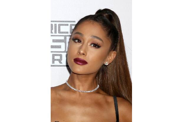 …Ariana Grande verzückt mit 'Santa Tell Me' alle Zuhörer. 2014 startete Ariana unter dem Hashtag #10DaysTilSantaTellMe eine...