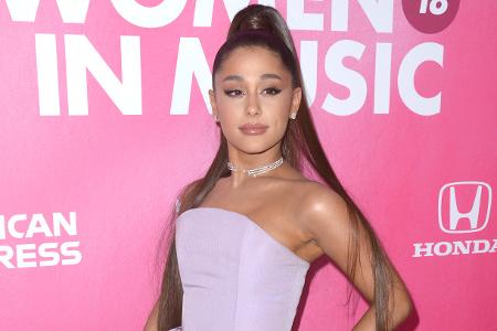 Ariana Grande nahm sieben ihrer Freundinnen mit zum Nobeljuwelier Tiffany's, um sich über ihre Trennung von Comedian Pete Da...