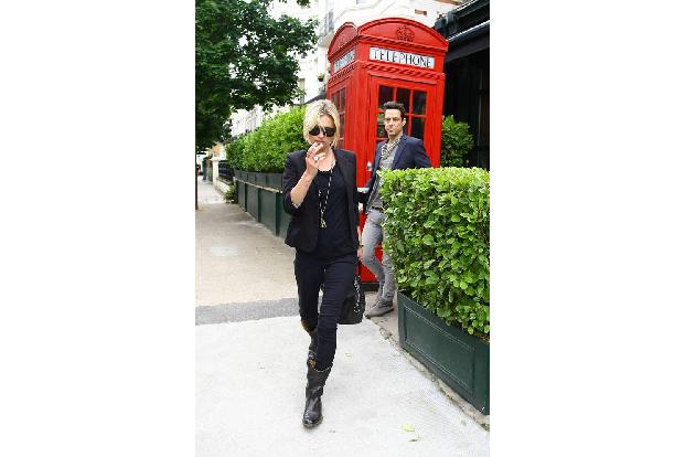 ...Kate Moss keinerlei Absichten hat, ihr Laster, das Rauchen, aufzugeben. Das kostet so einiges, auch wenn es nicht immer d...