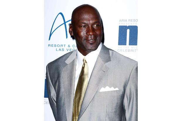 …wohl auch niemals in Armut enden wird, ist der ehemalige US-amerikanische Basketballspieler Michael Jordan. 1,7 Milliarden ...