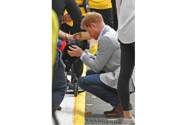 ...des diesjährigen Welt-AIDS-Tages wollte Prinz Harry daher versuchen, Tabus zu brechen und forderte Stars auf, ihre dunkel...
