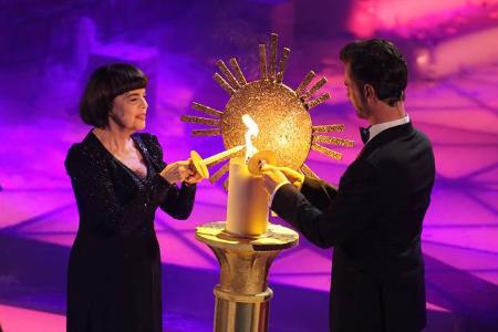 ...Gästen aber auch nicht weiter verwunderlich. Mireille Matthieu trällerte auf der Bühne in Suhl, einer kreisfreien Stadt i...