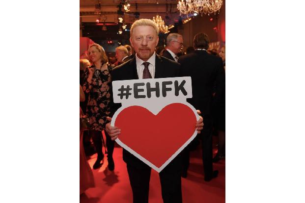 #EHFK war der Slogan des Abends – hier passend in Szene gesetzt vom Mann des Abends. Boris Becker sorgte schon vor dem dreis...