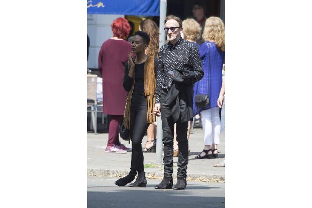 ...wenige Monate nach Bekanntgabe der Beziehung heirateten die beiden im Juli 2017 in Berlin. Aber die Frau an Marius' Seite...